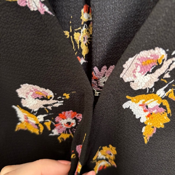 Cropped Floral Blouse - Picture 2 of 5